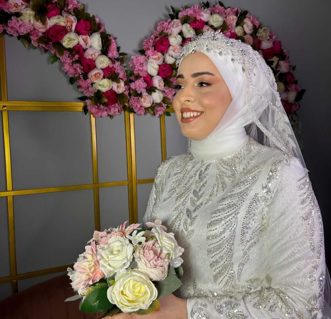 Kaliteli ürünler ve uygun ücretlerle gelin makyajı hizmeti vermekteyim.